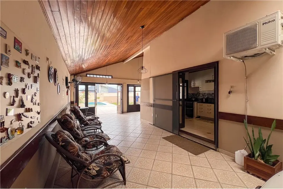 Casa com 3 quartos à venda, 204m2 em Nossa Senhora das Graças, Canoas - RS - imagem 3 Foto 3 de Casa com 3 quartos à venda, 204m2 em Nossa Senhora das Graças, Canoas - RS