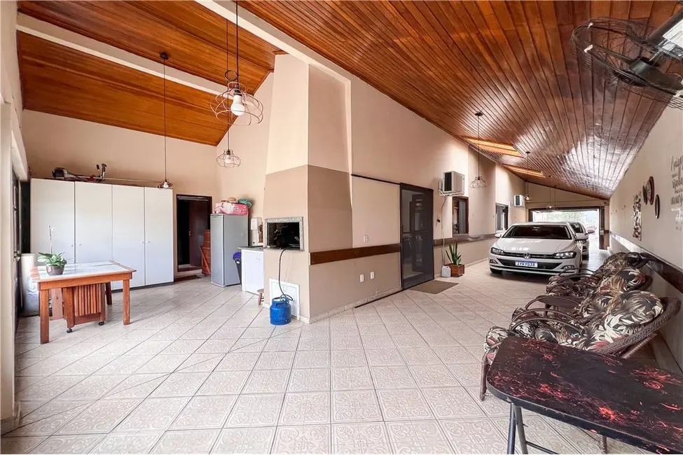 Casa com 3 quartos à venda, 204m2 em Nossa Senhora das Graças, Canoas - RS - imagem 5 Foto 5 de Casa com 3 quartos à venda, 204m2 em Nossa Senhora das Graças, Canoas - RS