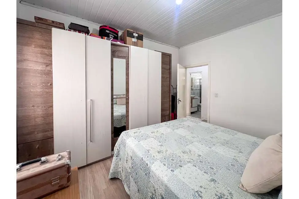 Casa com 2 quartos à venda, 56m2 em Rio Branco, Canoas - RS - imagem 8 Foto 8 de Casa com 2 quartos à venda, 56m2 em Rio Branco, Canoas - RS