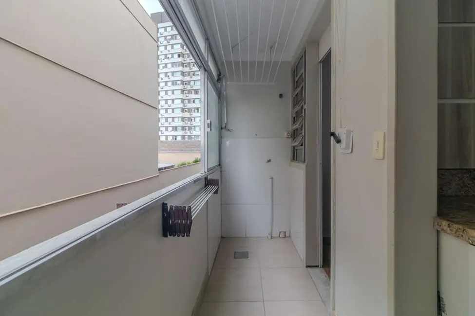 Apartamento com 3 quartos à venda, 93m2 em Higienópolis, Porto Alegre - RS - imagem 6 Foto 6 de Apartamento com 3 quartos à venda, 93m2 em Higienópolis, Porto Alegre - RS