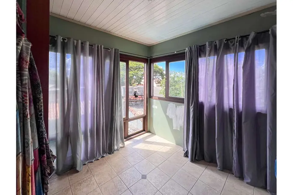 Casa com 4 quartos à venda, 145m2 em Igara, Canoas - RS - imagem 4 Foto 4 de Casa com 4 quartos à venda, 145m2 em Igara, Canoas - RS