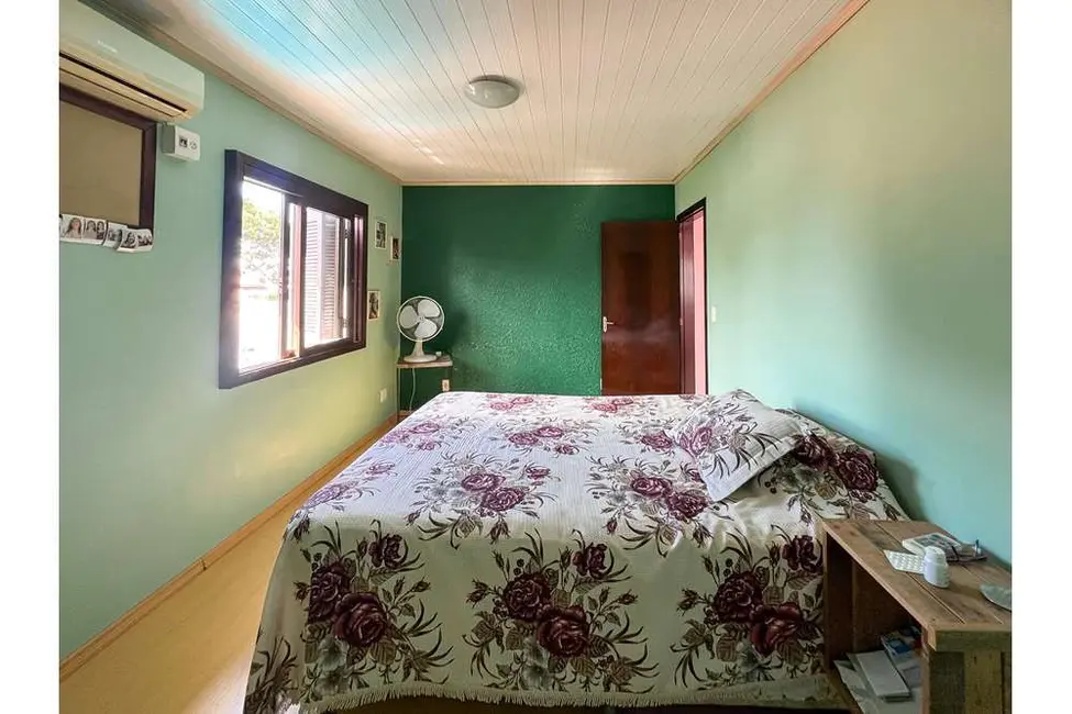 Casa com 4 quartos à venda, 145m2 em Igara, Canoas - RS - imagem 3 Foto 3 de Casa com 4 quartos à venda, 145m2 em Igara, Canoas - RS
