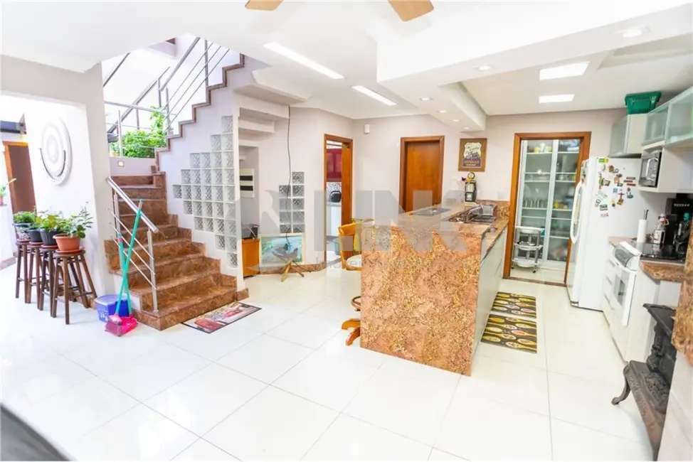 Casa com 4 quartos à venda, 400m2 em Porto Alegre - RS - imagem 1 Foto 1 de Casa com 4 quartos à venda, 400m2 em Porto Alegre - RS