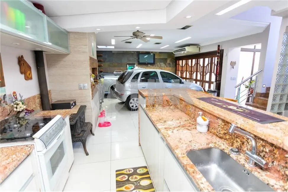 Casa com 4 quartos à venda, 400m2 em Porto Alegre - RS - imagem 4 Foto 4 de Casa com 4 quartos à venda, 400m2 em Porto Alegre - RS