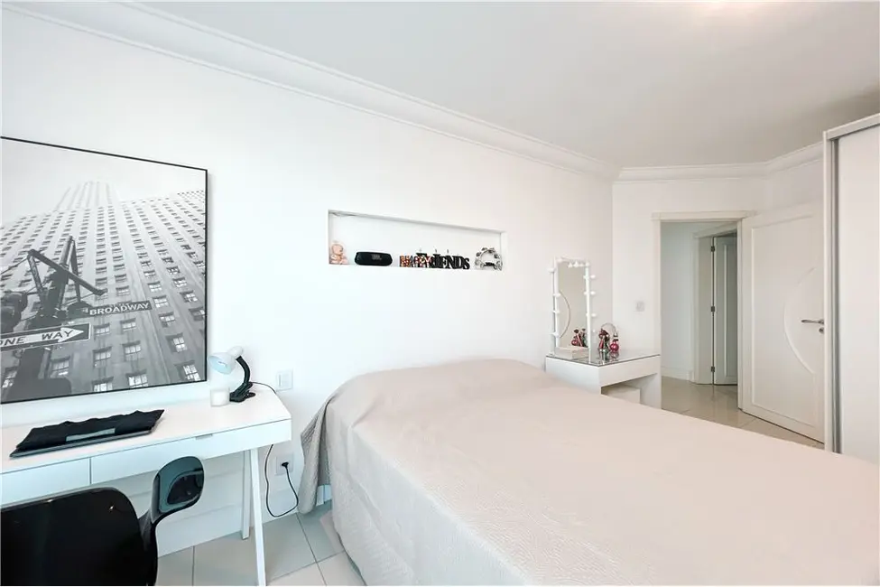 Casa com 4 quartos à venda, 276m2 em Canoas - RS - imagem 4 Foto 4 de Casa com 4 quartos à venda, 276m2 em Canoas - RS