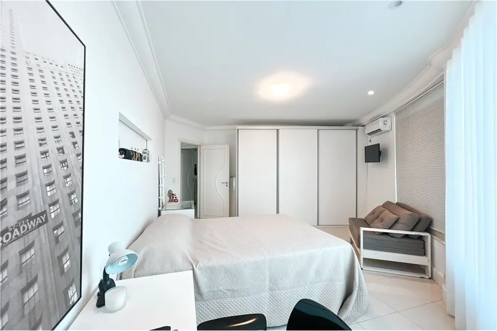 Casa com 4 quartos à venda, 276m2 em Canoas - RS - imagem 2 Foto 2 de Casa com 4 quartos à venda, 276m2 em Canoas - RS