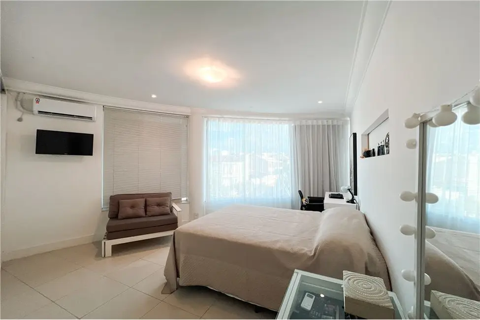 Casa com 4 quartos à venda, 276m2 em Canoas - RS - imagem 3 Foto 3 de Casa com 4 quartos à venda, 276m2 em Canoas - RS