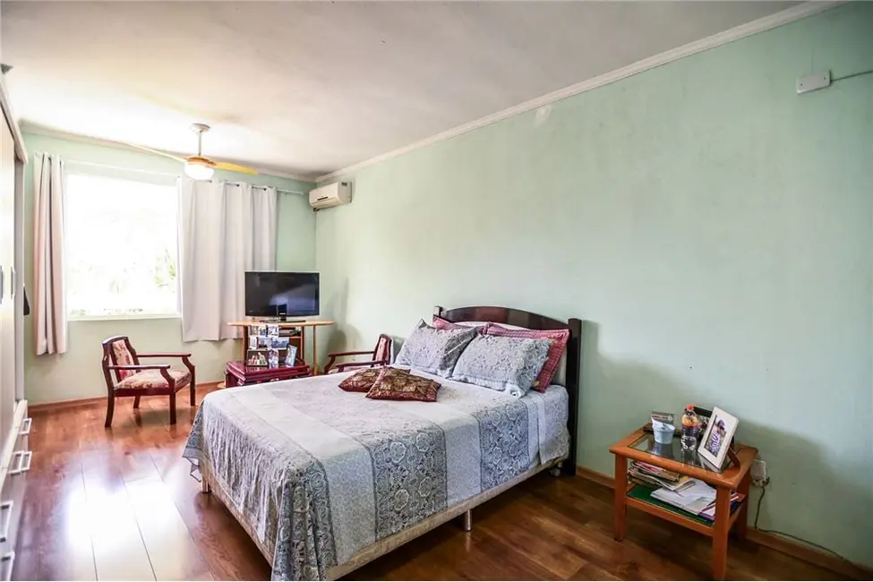 Foto 2 de Casa com 2 quartos à venda, 150m2 em Passo da Areia, Porto Alegre - RS