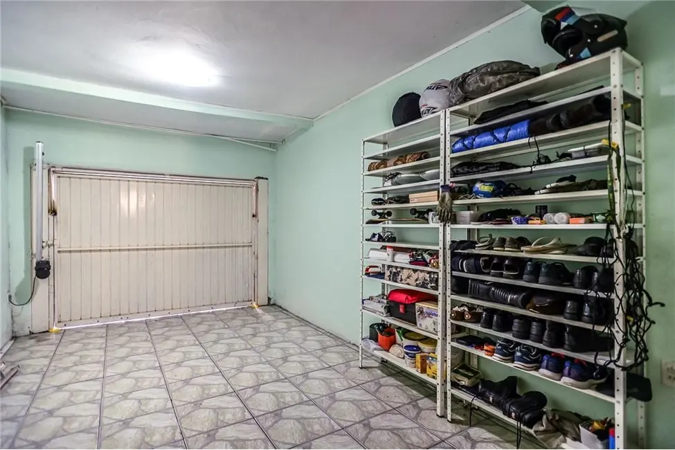 Casa com 2 quartos à venda, 150m2 em Passo da Areia, Porto Alegre - RS - imagem 4 Foto 4 de Casa com 2 quartos à venda, 150m2 em Passo da Areia, Porto Alegre - RS