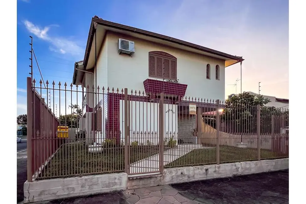 Casa com 3 quartos à venda, 256m2 em Igara, Canoas - RS - imagem 6 Foto 6 de Casa com 3 quartos à venda, 256m2 em Igara, Canoas - RS