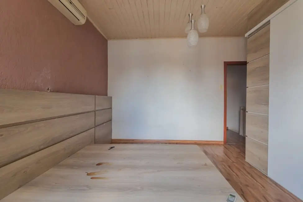 Casa com 3 quartos à venda, 160m2 em Floresta, Porto Alegre - RS - imagem 8 Foto 8 de Casa com 3 quartos à venda, 160m2 em Floresta, Porto Alegre - RS