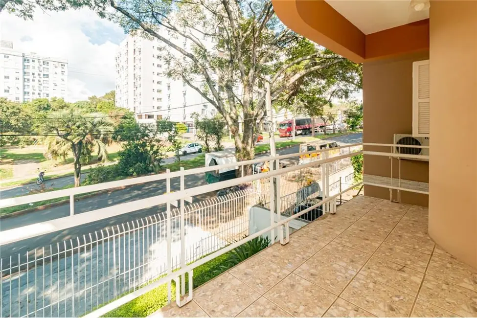 Casa com 3 quartos à venda, 215m2 em Sarandi, Porto Alegre - RS - imagem 3 Foto 3 de Casa com 3 quartos à venda, 215m2 em Sarandi, Porto Alegre - RS