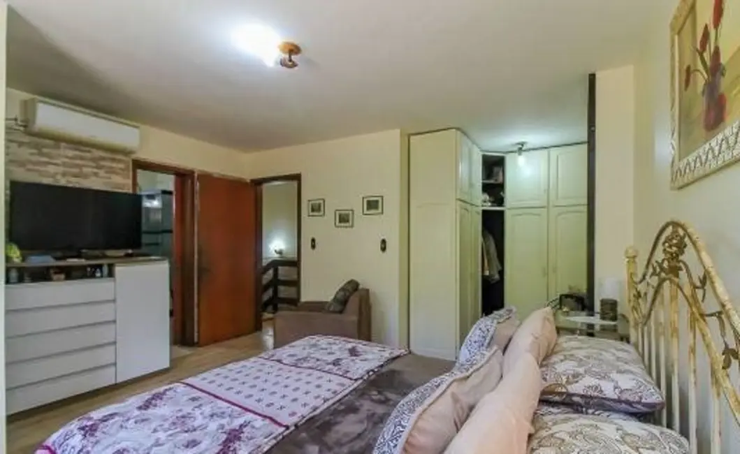 Casa com 4 quartos à venda, 258m2 em Espírito Santo, Porto Alegre - RS - imagem 8 Foto 8 de Casa com 4 quartos à venda, 258m2 em Espírito Santo, Porto Alegre - RS