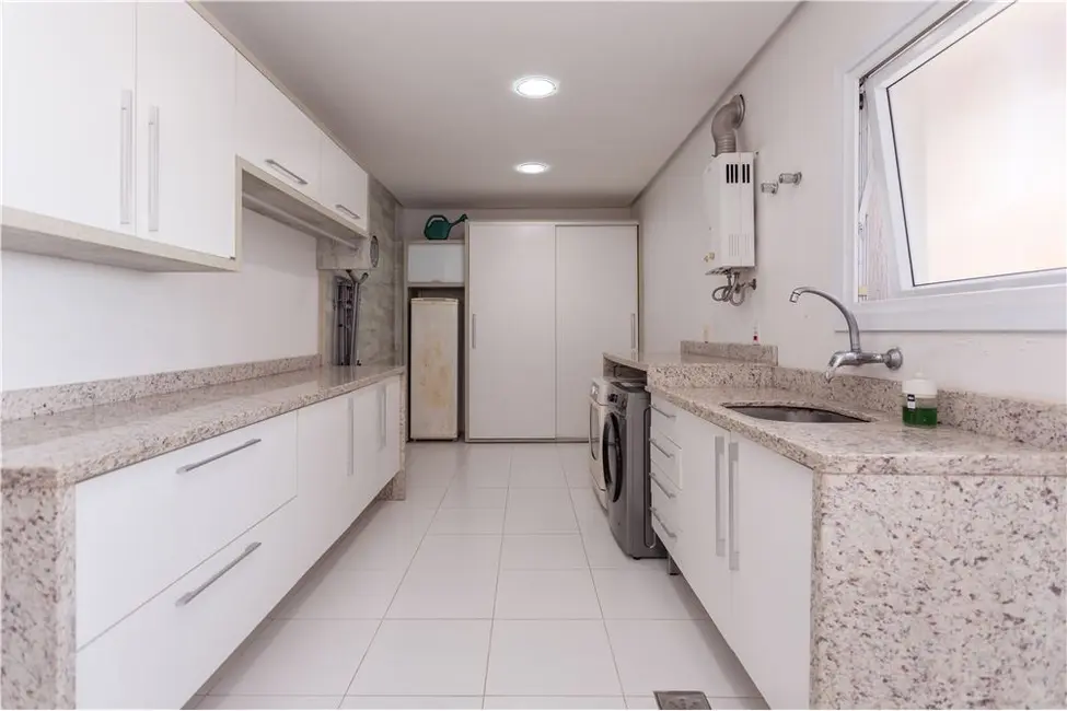 Casa com 5 quartos à venda, 550m2 em Chácara das Pedras, Porto Alegre - RS - imagem 4 Foto 4 de Casa com 5 quartos à venda, 550m2 em Chácara das Pedras, Porto Alegre - RS