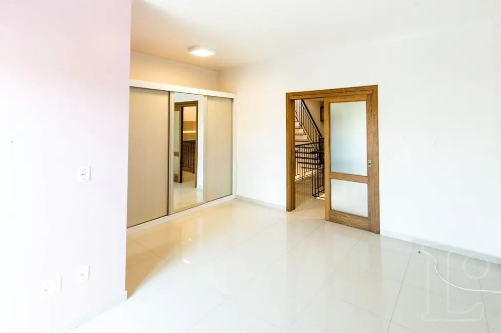 Casa com 3 quartos à venda, 244m2 em Espírito Santo, Porto Alegre - RS - imagem 8 Foto 8 de Casa com 3 quartos à venda, 244m2 em Espírito Santo, Porto Alegre - RS