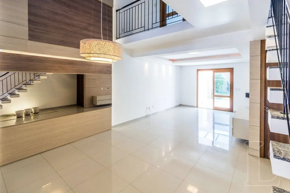Foto 1 de Casa com 3 quartos à venda, 244m2 em Espírito Santo, Porto Alegre - RS