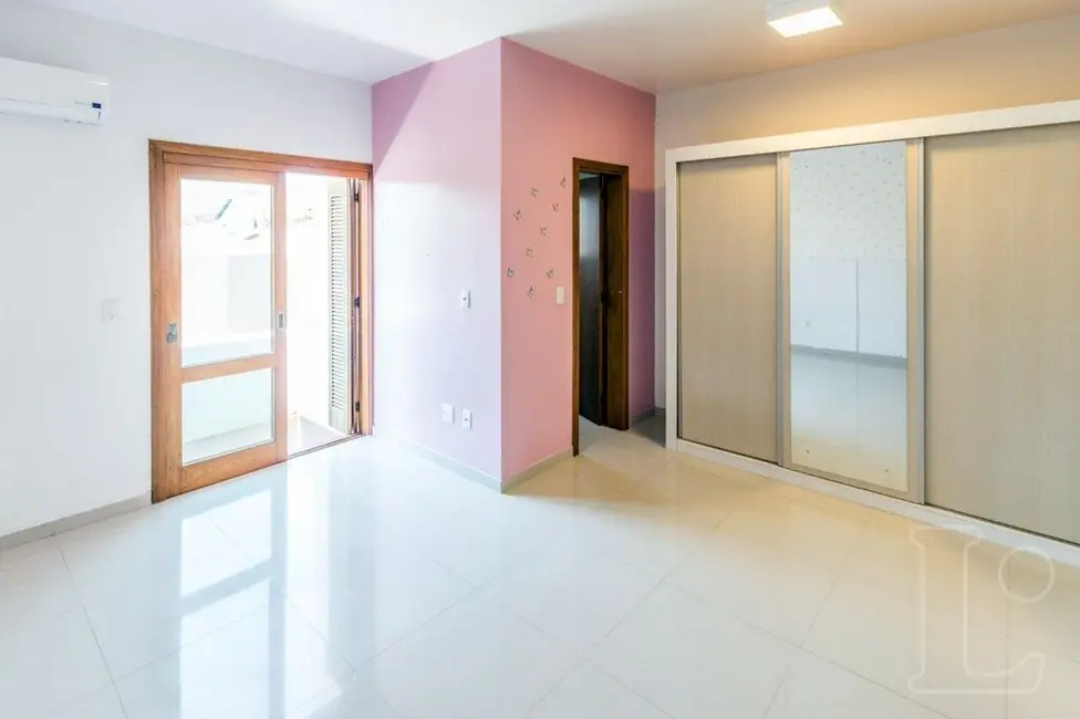 Casa com 3 quartos à venda, 244m2 em Espírito Santo, Porto Alegre - RS - imagem 6 Foto 6 de Casa com 3 quartos à venda, 244m2 em Espírito Santo, Porto Alegre - RS