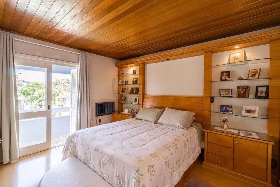 Casa com 4 quartos à venda, 285m2 em Espírito Santo, Porto Alegre - RS - imagem 4 Foto 4 de Casa com 4 quartos à venda, 285m2 em Espírito Santo, Porto Alegre - RS