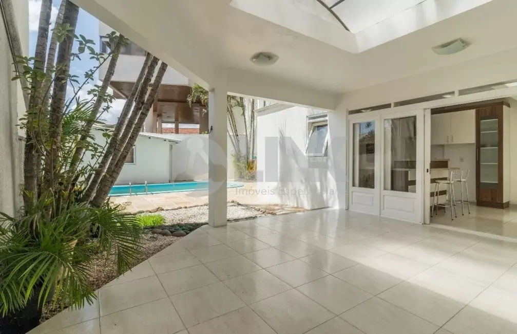 Casa com 4 quartos à venda, 250m2 em Menino Deus, Porto Alegre - RS - imagem 2 Foto 2 de Casa com 4 quartos à venda, 250m2 em Menino Deus, Porto Alegre - RS