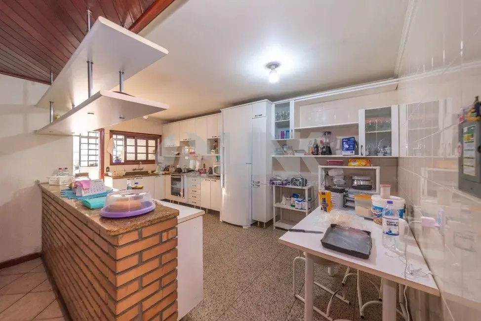 Casa com 3 quartos à venda, 262m2 em Auxiliadora, Porto Alegre - RS - imagem 5 Foto 5 de Casa com 3 quartos à venda, 262m2 em Auxiliadora, Porto Alegre - RS
