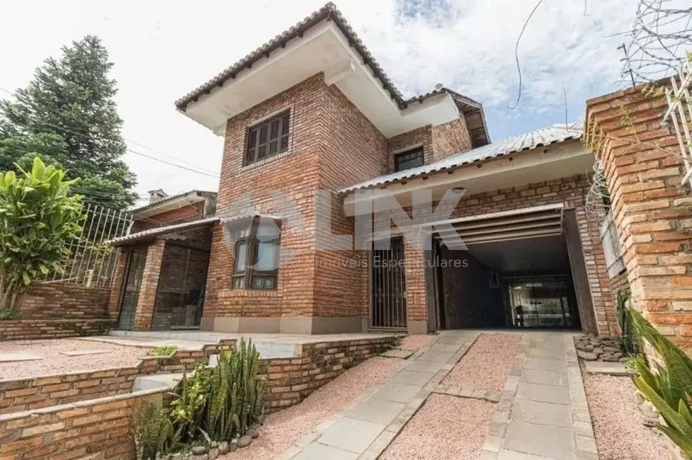 Casa com 3 quartos à venda, 300m2 em Passo da Areia, Porto Alegre - RS - imagem 1 Foto 1 de Casa com 3 quartos à venda, 300m2 em Passo da Areia, Porto Alegre - RS