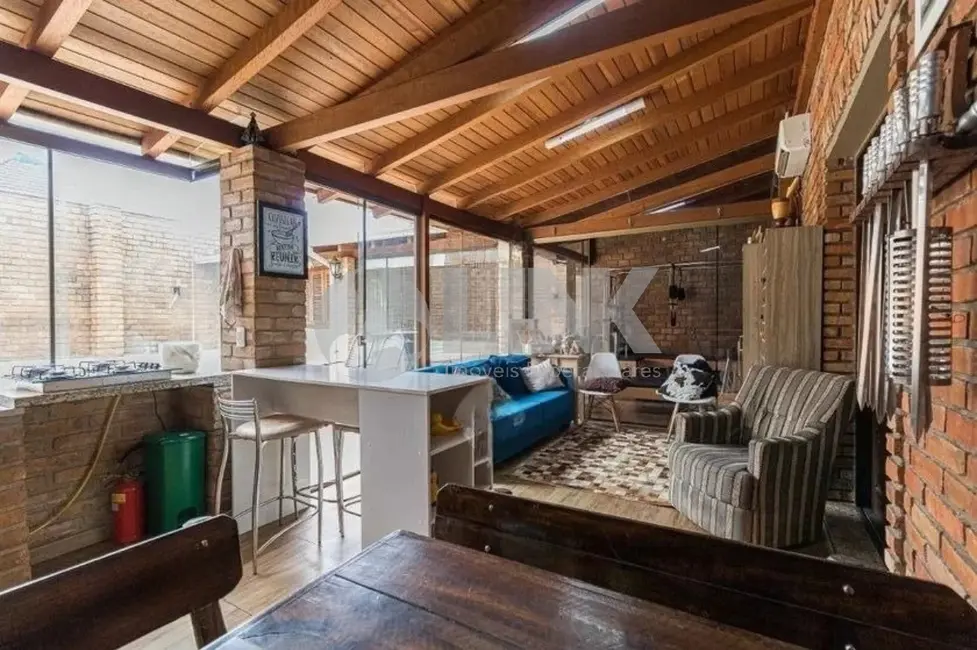 Casa com 3 quartos à venda, 300m2 em Passo da Areia, Porto Alegre - RS - imagem 7 Foto 7 de Casa com 3 quartos à venda, 300m2 em Passo da Areia, Porto Alegre - RS