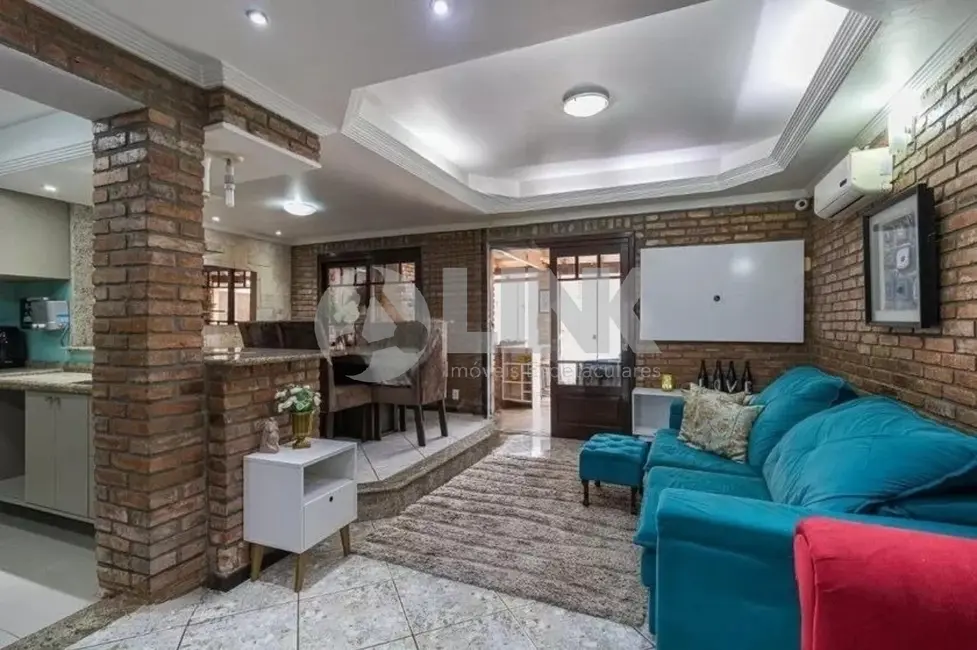 Casa com 3 quartos à venda, 300m2 em Passo da Areia, Porto Alegre - RS - imagem 3 Foto 3 de Casa com 3 quartos à venda, 300m2 em Passo da Areia, Porto Alegre - RS