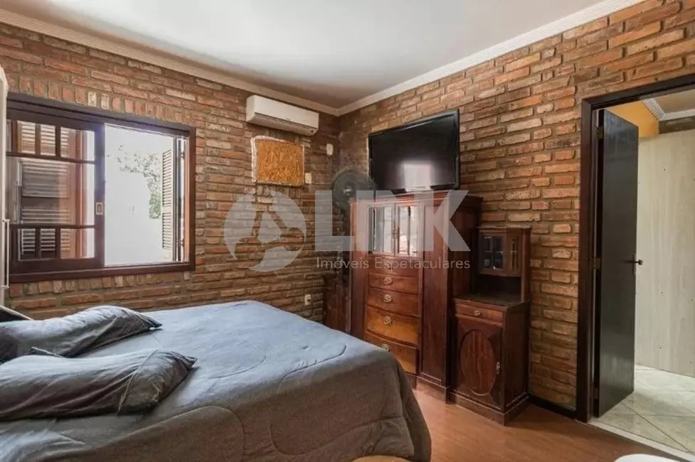 Casa com 3 quartos à venda, 300m2 em Passo da Areia, Porto Alegre - RS - imagem 9 Foto 9 de Casa com 3 quartos à venda, 300m2 em Passo da Areia, Porto Alegre - RS