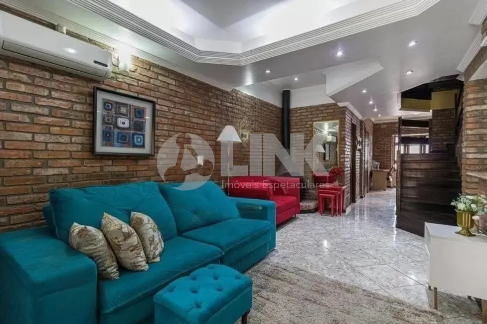 Casa com 3 quartos à venda, 300m2 em Passo da Areia, Porto Alegre - RS - imagem 2 Foto 2 de Casa com 3 quartos à venda, 300m2 em Passo da Areia, Porto Alegre - RS