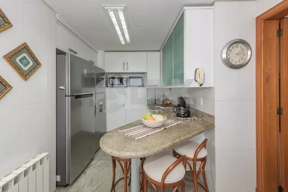 Apartamento com 3 quartos à venda, 201m2 em Moinhos de Vento, Porto Alegre - RS - imagem 8 Foto 8 de Apartamento com 3 quartos à venda, 201m2 em Moinhos de Vento, Porto Alegre - RS