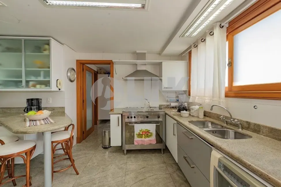 Apartamento com 3 quartos à venda, 201m2 em Moinhos de Vento, Porto Alegre - RS - imagem 9 Foto 9 de Apartamento com 3 quartos à venda, 201m2 em Moinhos de Vento, Porto Alegre - RS