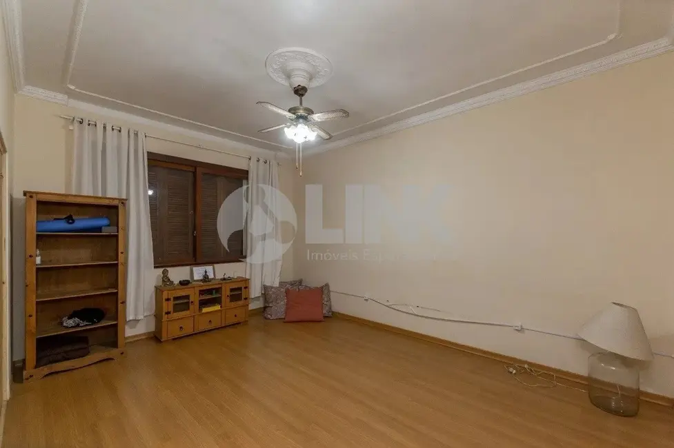 Casa com 3 quartos à venda, 300m2 em Petrópolis, Porto Alegre - RS - imagem 6 Foto 6 de Casa com 3 quartos à venda, 300m2 em Petrópolis, Porto Alegre - RS