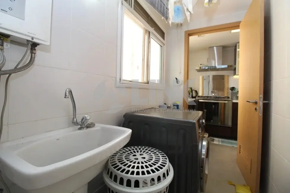 Apartamento com 3 quartos à venda, 106m2 em Passo da Areia, Porto Alegre - RS - imagem 9 Foto 9 de Apartamento com 3 quartos à venda, 106m2 em Passo da Areia, Porto Alegre - RS