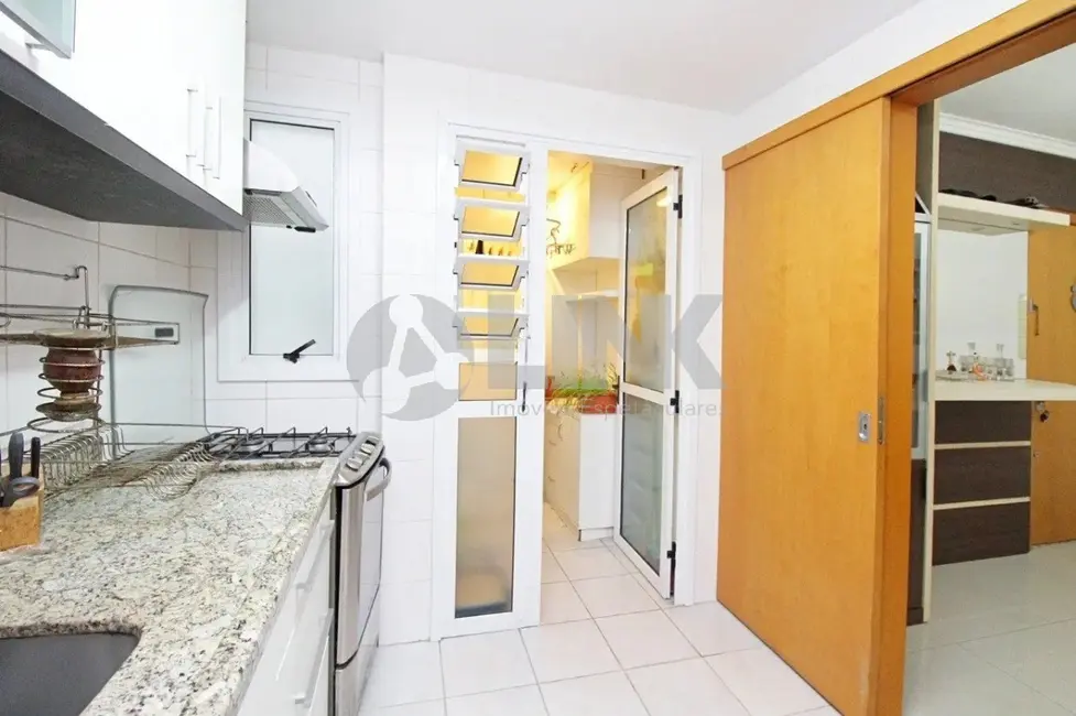 Apartamento com 3 quartos à venda, 82m2 em Passo da Areia, Porto Alegre - RS - imagem 8 Foto 8 de Apartamento com 3 quartos à venda, 82m2 em Passo da Areia, Porto Alegre - RS