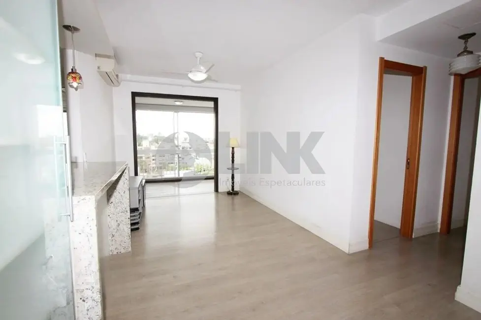 Foto 2 de Apartamento com 2 quartos à venda, 70m2 em Passo da Areia, Porto Alegre - RS