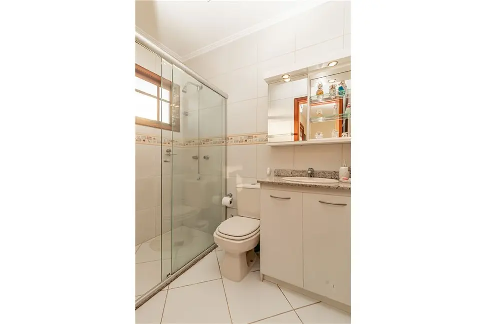 Casa com 3 quartos à venda, 200m2 em Porto Alegre - RS - imagem 7 Foto 7 de Casa com 3 quartos à venda, 200m2 em Porto Alegre - RS