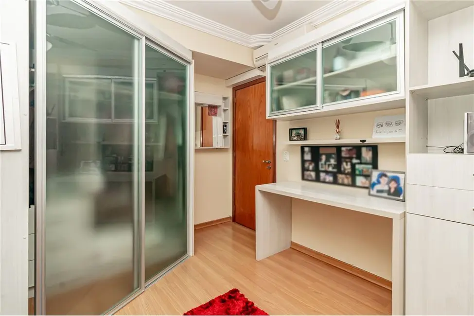 Casa com 3 quartos à venda, 200m2 em Porto Alegre - RS - imagem 8 Foto 8 de Casa com 3 quartos à venda, 200m2 em Porto Alegre - RS