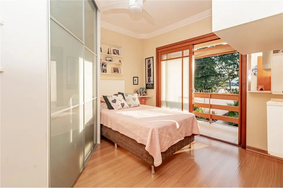 Casa com 3 quartos à venda, 200m2 em Porto Alegre - RS - imagem 4 Foto 4 de Casa com 3 quartos à venda, 200m2 em Porto Alegre - RS