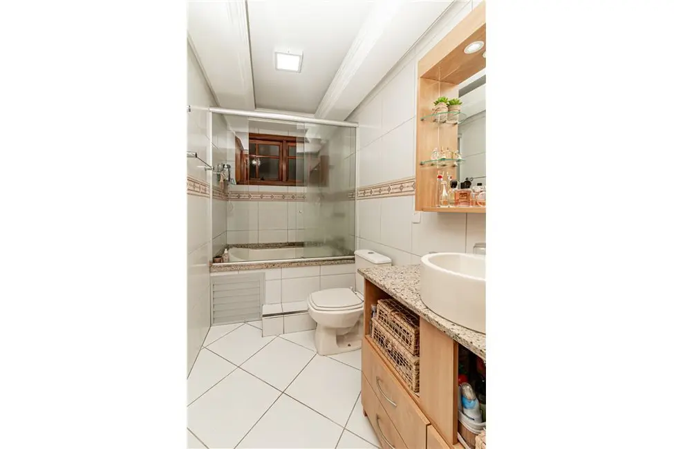 Casa com 3 quartos à venda, 200m2 em Porto Alegre - RS - imagem 3 Foto 3 de Casa com 3 quartos à venda, 200m2 em Porto Alegre - RS