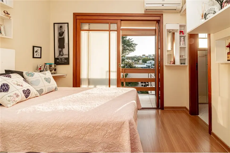 Casa com 3 quartos à venda, 200m2 em Porto Alegre - RS - imagem 6 Foto 6 de Casa com 3 quartos à venda, 200m2 em Porto Alegre - RS