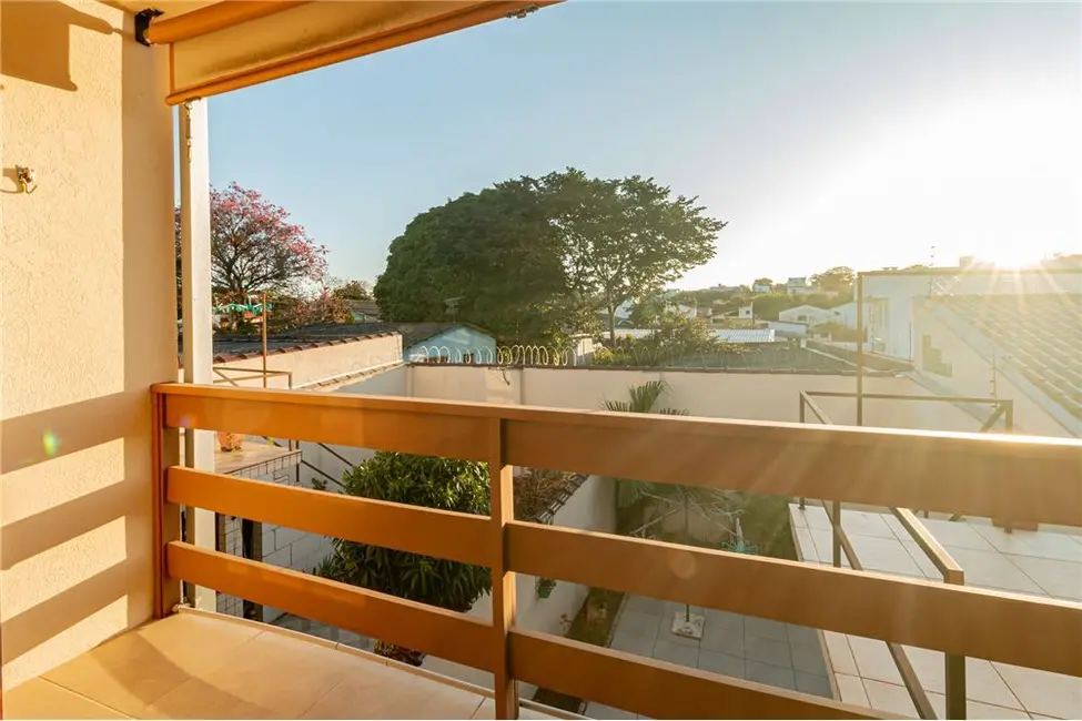 Casa com 3 quartos à venda, 200m2 em Porto Alegre - RS - imagem 5 Foto 5 de Casa com 3 quartos à venda, 200m2 em Porto Alegre - RS