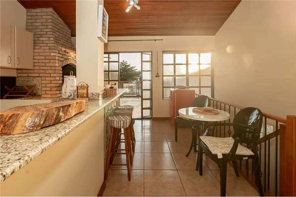 Foto 2 de Casa com 3 quartos à venda, 200m2 em Porto Alegre - RS