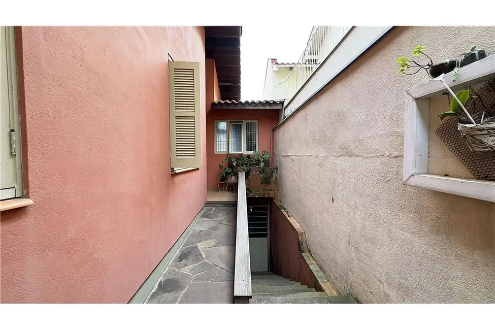 Casa com 3 quartos à venda, 300m2 em Passo da Areia, Porto Alegre - RS - imagem 3 Foto 3 de Casa com 3 quartos à venda, 300m2 em Passo da Areia, Porto Alegre - RS