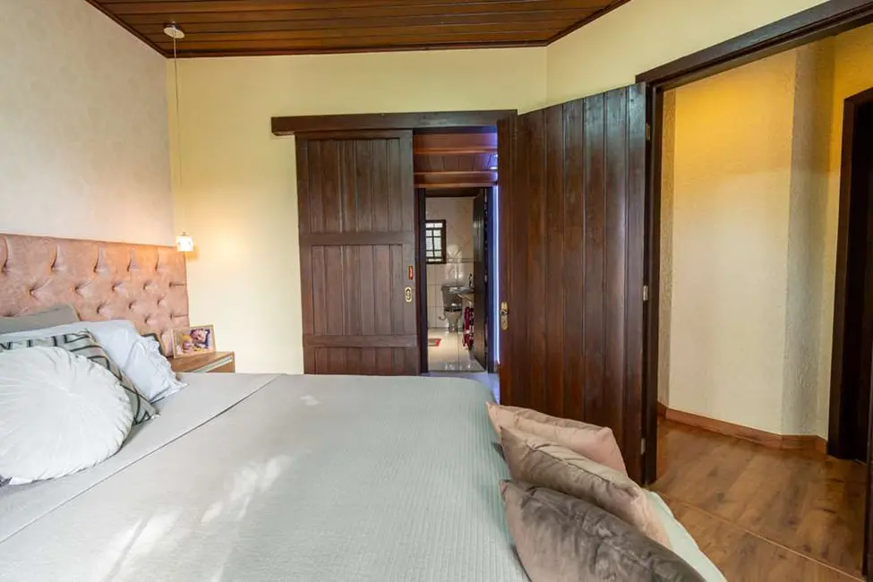 Casa com 5 quartos à venda, 170m2 em Igara, Canoas - RS - imagem 5 Foto 5 de Casa com 5 quartos à venda, 170m2 em Igara, Canoas - RS
