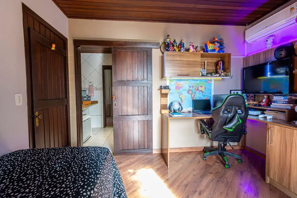 Casa com 5 quartos à venda, 170m2 em Igara, Canoas - RS - imagem 8 Foto 8 de Casa com 5 quartos à venda, 170m2 em Igara, Canoas - RS