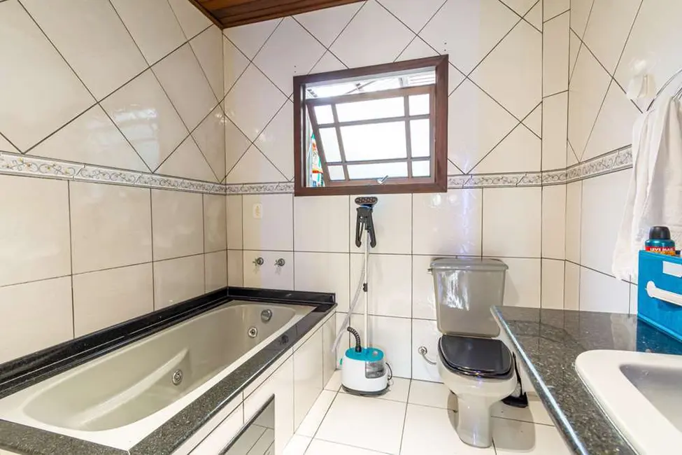 Casa com 5 quartos à venda, 170m2 em Igara, Canoas - RS - imagem 6 Foto 6 de Casa com 5 quartos à venda, 170m2 em Igara, Canoas - RS