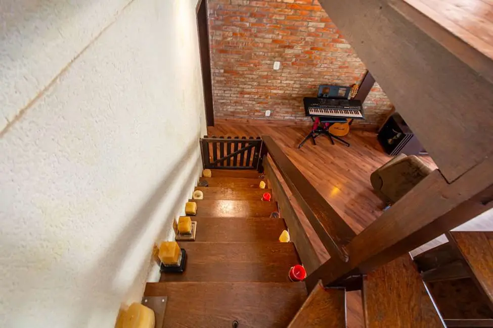 Casa com 5 quartos à venda, 170m2 em Igara, Canoas - RS - imagem 3 Foto 3 de Casa com 5 quartos à venda, 170m2 em Igara, Canoas - RS