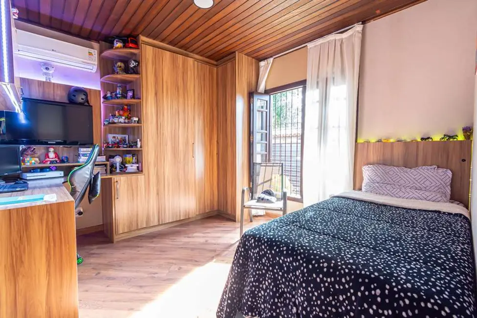 Casa com 5 quartos à venda, 170m2 em Igara, Canoas - RS - imagem 7 Foto 7 de Casa com 5 quartos à venda, 170m2 em Igara, Canoas - RS