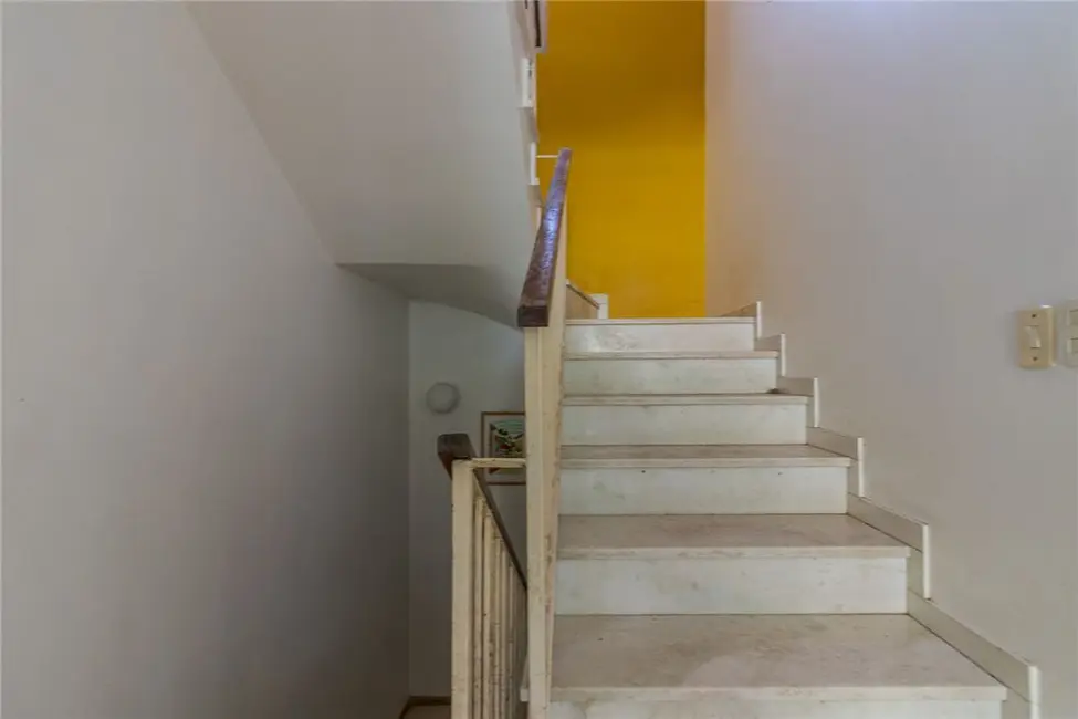 Casa com 4 quartos à venda, 320m2 em Teresópolis, Porto Alegre - RS - imagem 2 Foto 2 de Casa com 4 quartos à venda, 320m2 em Teresópolis, Porto Alegre - RS