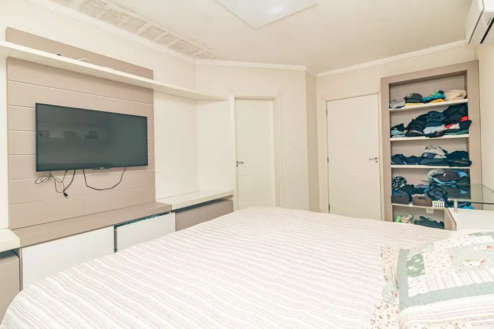 Casa com 3 quartos à venda, 380m2 em Mário Quintana, Porto Alegre - RS - imagem 1 Foto 1 de Casa com 3 quartos à venda, 380m2 em Mário Quintana, Porto Alegre - RS